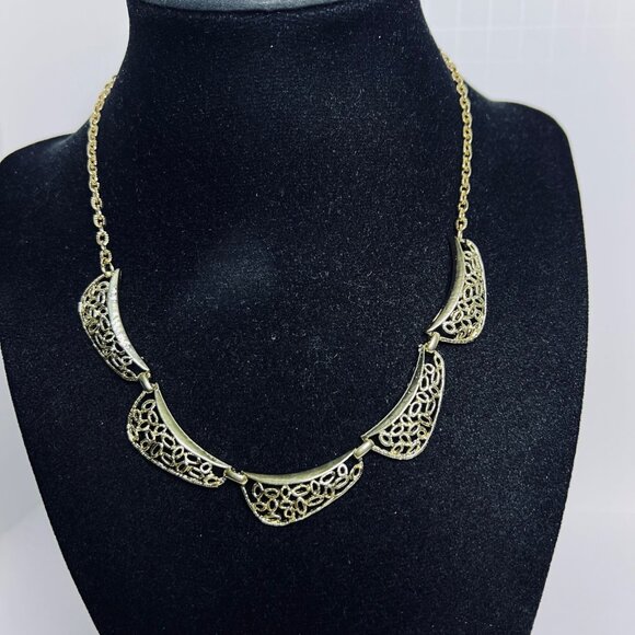 Vintage Gold Tone Filigree Statement Necklace & Clip On Earrings Set (5728) - Picture 2 of 8